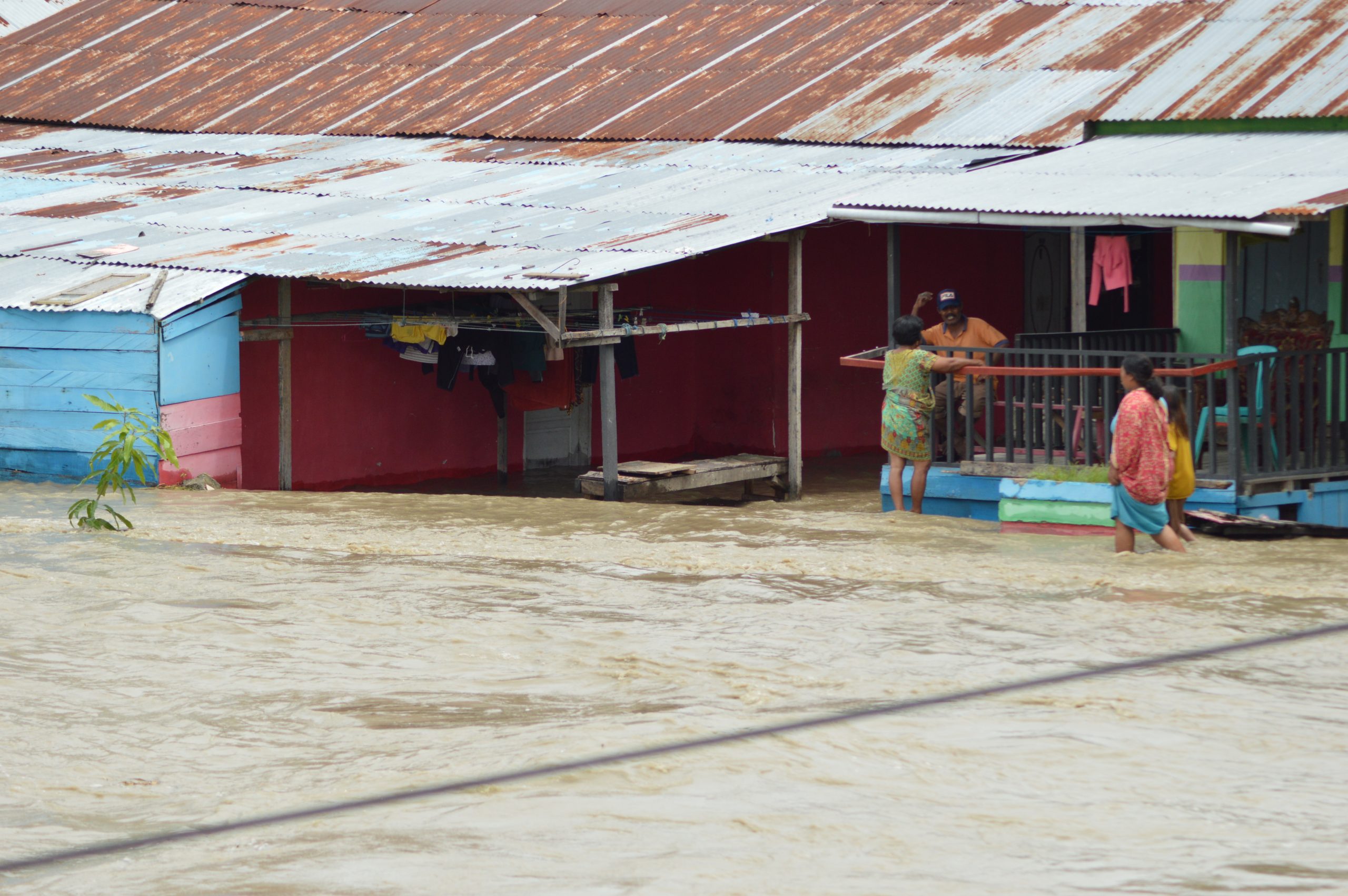 Rumah warga yang terendam banjir sekitaran jembatan III Palu