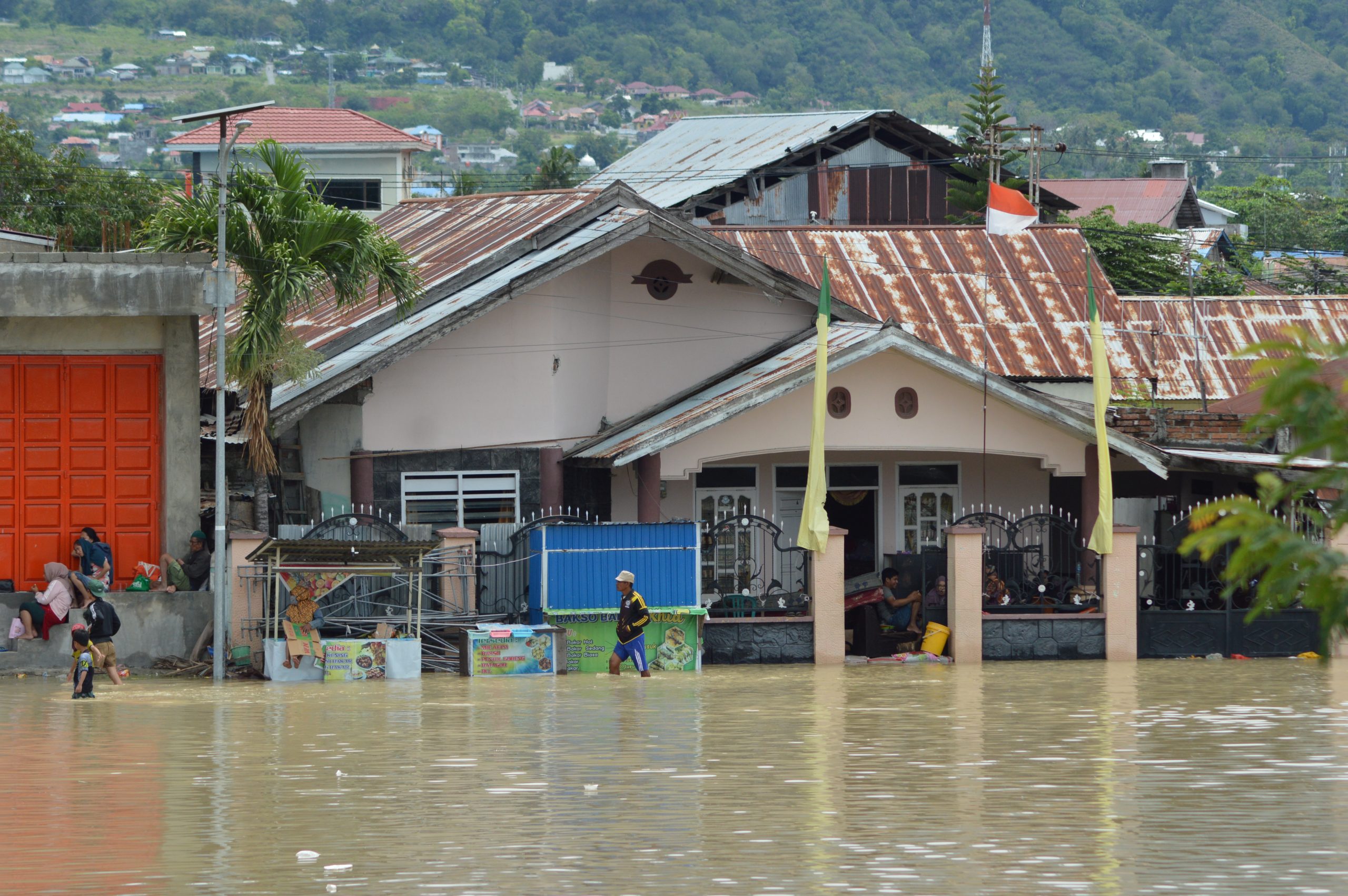 Rumah warga yang terkena dampak banjir di sekitaran jembatan III Palu