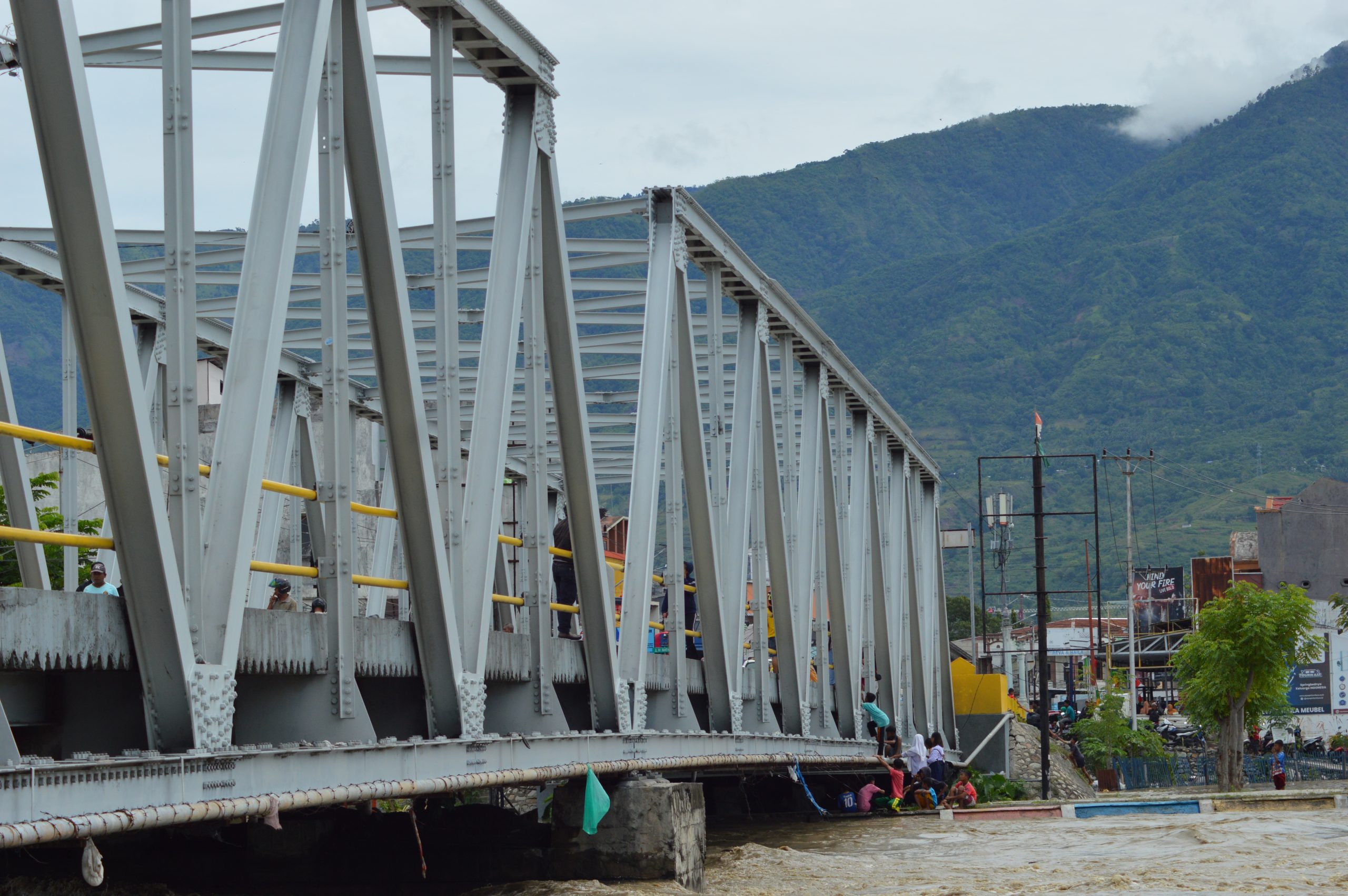 Aliran air di jembatan III Palu